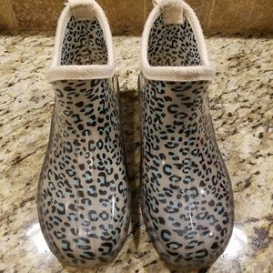 Corky rain booties size 8